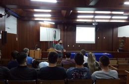 Acadêmicos de Engenharia Civil assistem palestra com diretor do CREA-SC