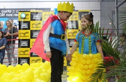 “Pequenos heróis” desfilam na Esucri/Uniasselvi em projeto de estudantes de Pedagogia