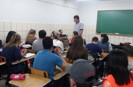 Acadêmicos assistem palestra com advogado criminal