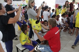 Projeto “PÉ NA BOLA, CABEÇA NA ESCOLA” realiza primeira entrega de uniformes