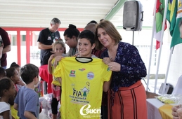 Projeto “PÉ NA BOLA, CABEÇA NA ESCOLA” realiza primeira entrega de uniformes