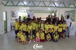 Projeto “PÉ NA BOLA, CABEÇA NA ESCOLA” realiza primeira entrega de uniformes