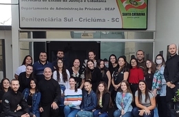 Alunos do curso de direito da Esucri conhecem a rotina da penitenciária de Criciúma 