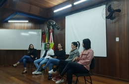 Profissionais e estudantes de Educação Física da Esucri trocam experiências durante mesa redonda 
