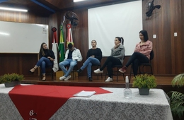 Profissionais e estudantes de Educação Física da Esucri trocam experiências durante mesa redonda 