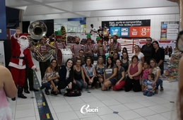 Banda do Papai Noel encanta acadêmicos e colaboradores