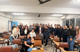 Palestra aborda cooperativismo e serviços financeiros em aula de Economia na Esucri