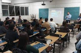 Palestra aborda cooperativismo e serviços financeiros em aula de Economia na Esucri