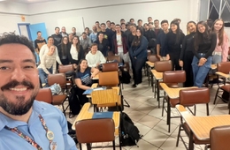 Palestra aborda cooperativismo e serviços financeiros em aula de Economia na Esucri
