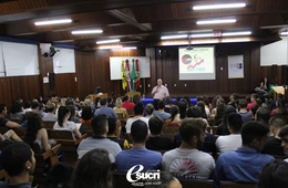  Calouros participam de palestra com diretor Everaldo Tiscoski 